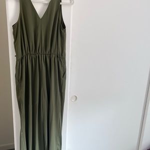 SUMMER CLOSET CLEANOUT ✨ Green Jumpsuit. Fitted . Good for work wear.